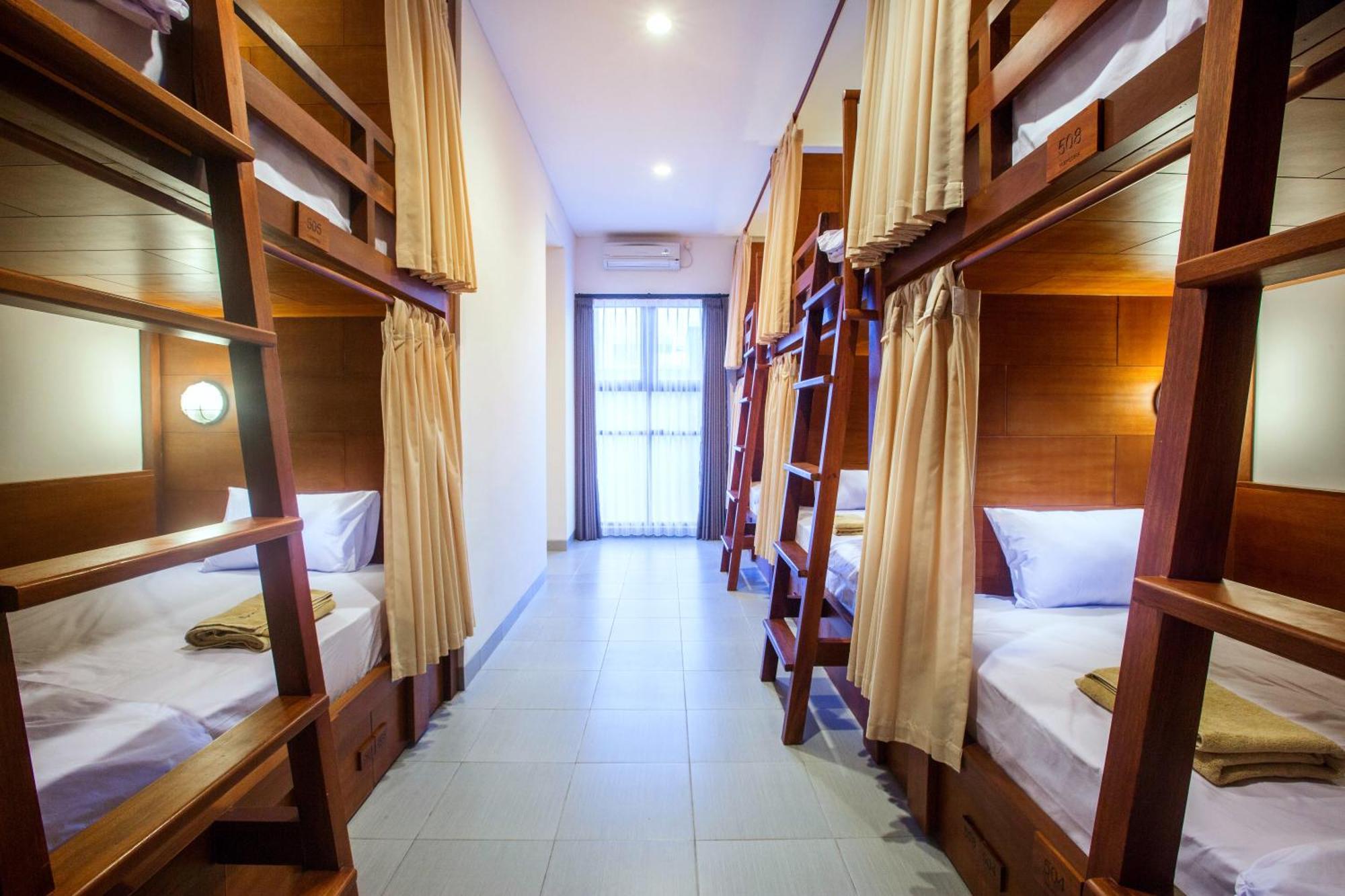 Pudak Sari Unizou Hostel Kuta  Luaran gambar